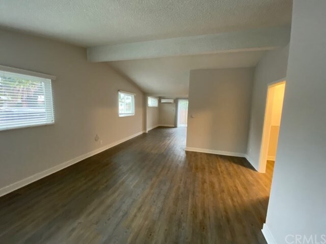 Foto del edificio - 305 E 3rd St