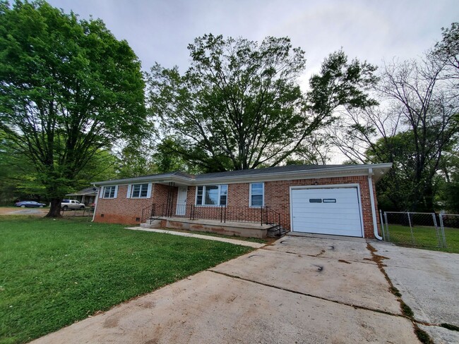 Foto del edificio - Full Brick 3 Bed 2 Bath Home in NW Huntsville