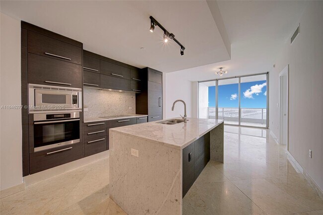 Building Photo - 900 Biscayne Blvd