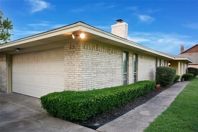 Building Photo - 2190 Drain Dr