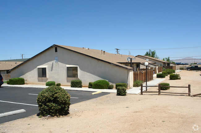 Foto del edificio - 17486 Sequoia Ave