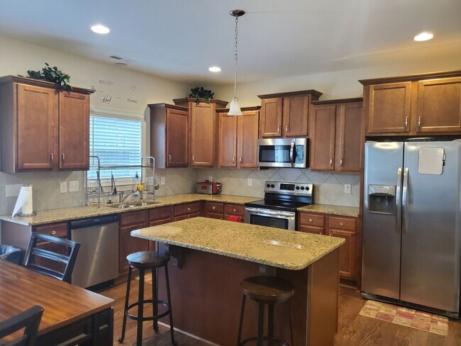 Foto del edificio - 4 bd/ 2.5 ba located MINUTES from Fort Bragg! Quiet Neighborhood!