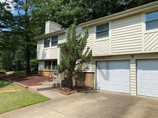Building Photo - Split Level & Spacious in Marietta!