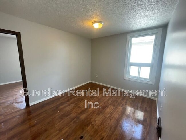 Building Photo - 146 Frederica St E