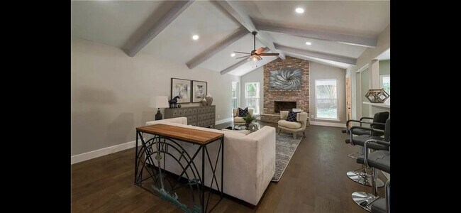 Foto del edificio - 4704 Woodside Dr