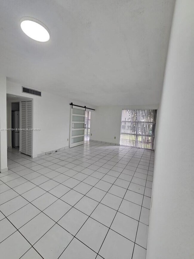 Foto del edificio - 17560 Atlantic Blvd