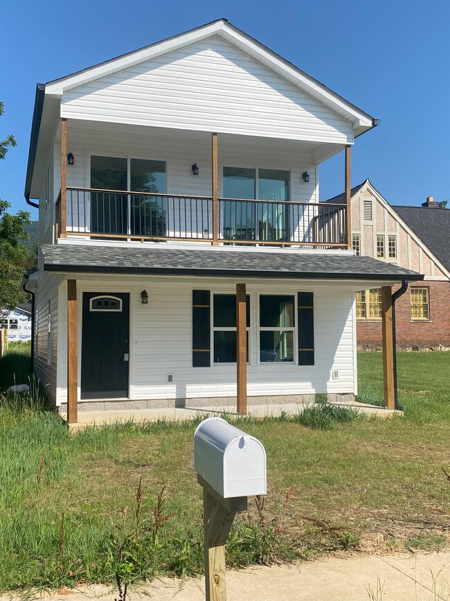 Building Photo - 404 Elm Ave