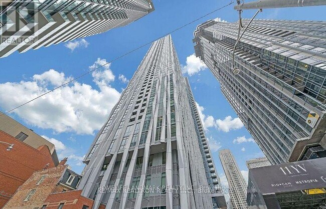Photo du bâtiment - 1-2401 Yorkville Ave
