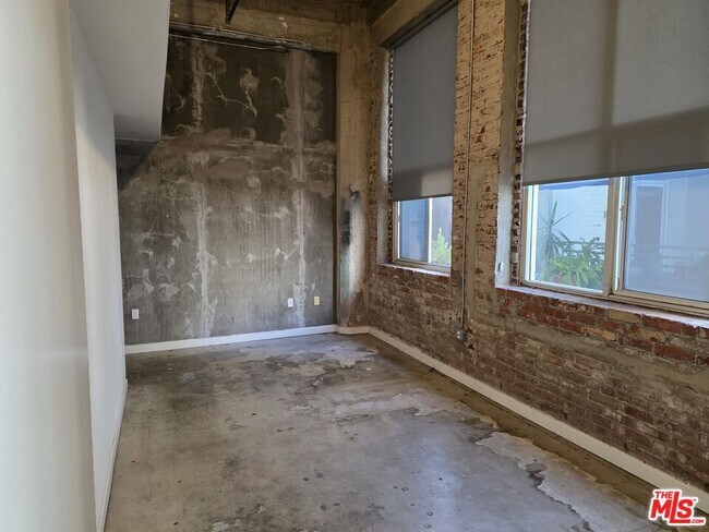 Building Photo - 711 S Olive St