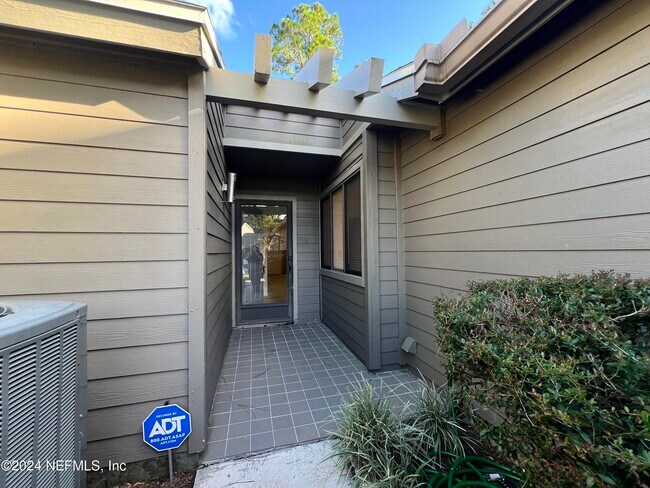 Foto del edificio - 7623 Baymeadows Cir W