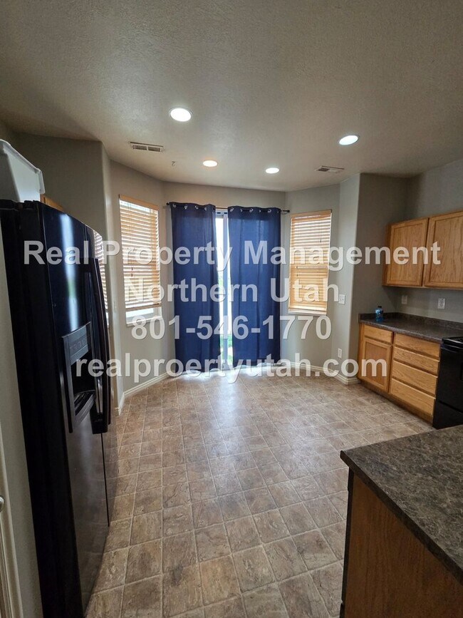 Foto del edificio - 3 Bedroom Home Available in North Salt Lake