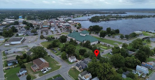 Building Photo - 511 Shepard St