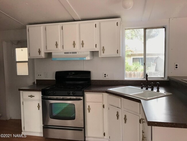 Building Photo - 754 E Zuni Dr