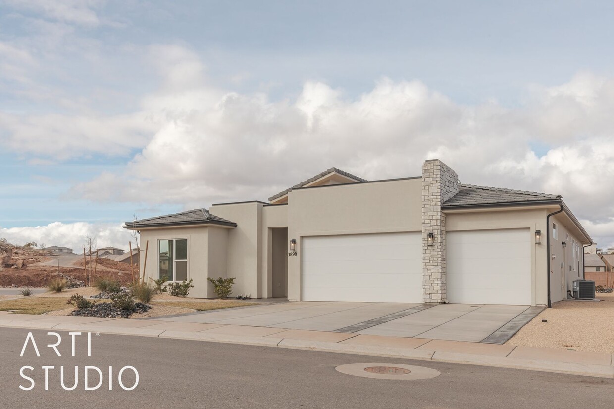 Primary Photo - Newer Model Home in Desert Cliffs