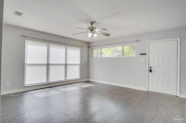 Foto del edificio - 1004 Kearny Dr