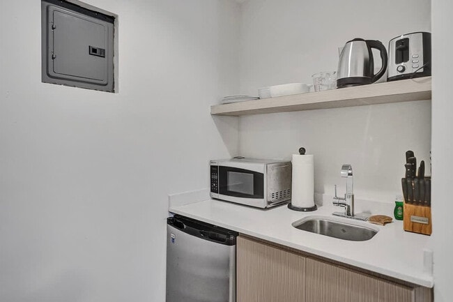 Building Photo - 3020 Seville St