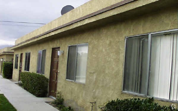 Building Photo - 555 E Cottonwood Rd