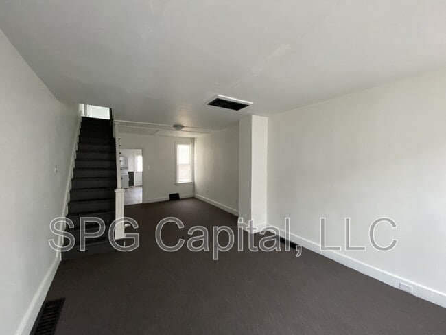 Foto del edificio - 648 W College Ave