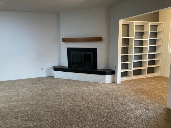 Building Photo - Northwest Townhouse