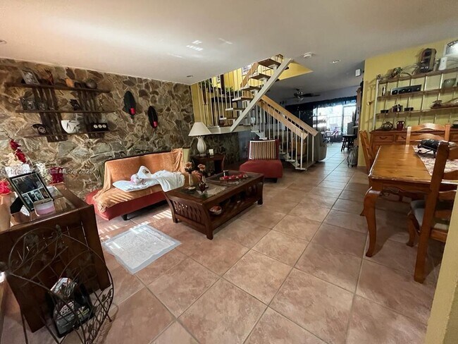 Building Photo - 6528 Kendale Lakes Dr