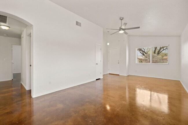 Foto del edificio - Spacious 3 Bedroom 2 Bath Home on Eastside