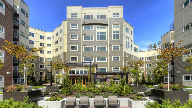 Outdoor Courtyard - Urbana