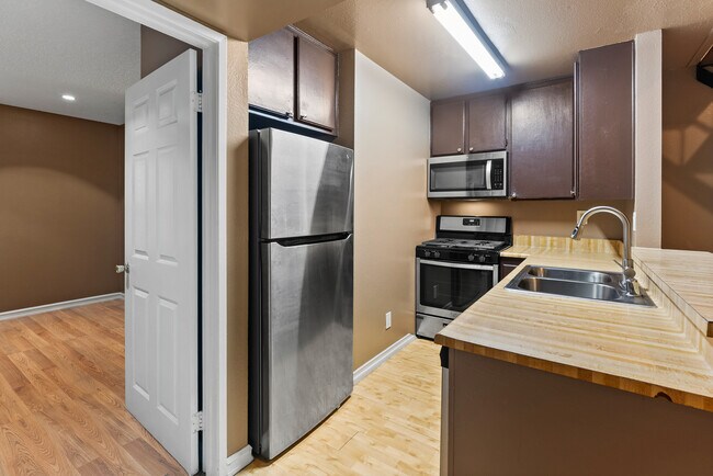 Foto del edificio - 7150 Carlson Cir