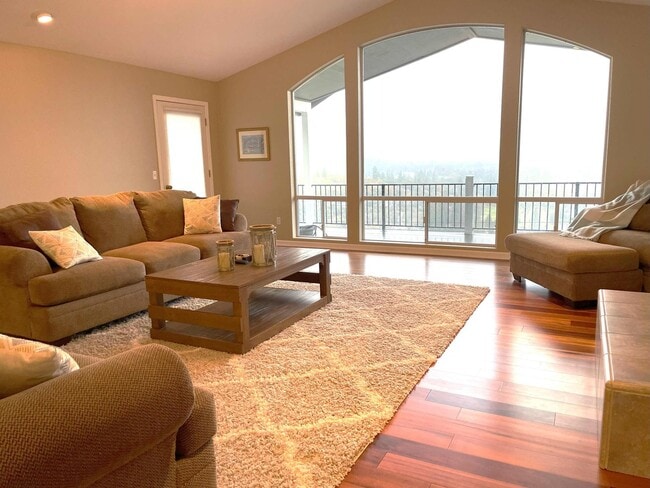 Foto del edificio - Elegant 4 bedroom 2.5 bath home, Completely Furnished