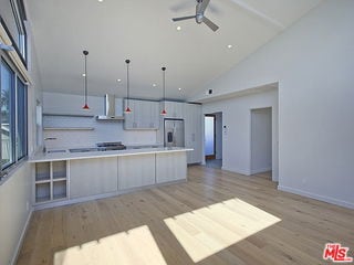 Building Photo - 806 6th Ave