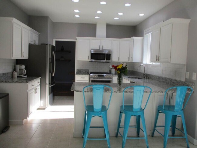 Building Photo - Modern 3-Bedroom, 2.5 Bath Home in a Point Richmond Ridge Cul-de-Sac
