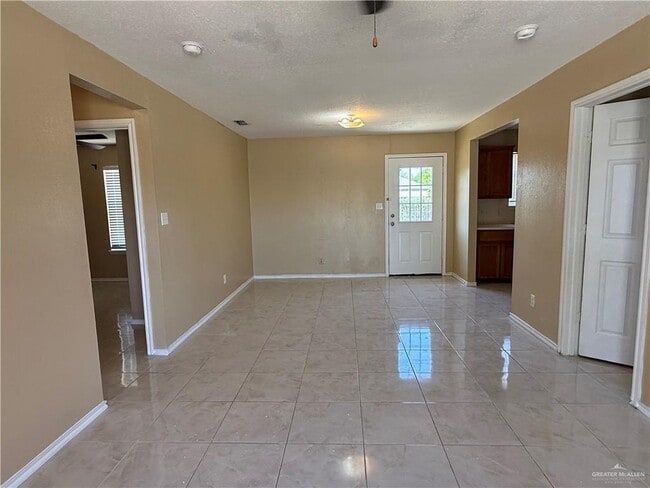Building Photo - 709 W Falcon Ave