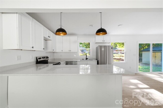 Foto del edificio - 6126 Amberly Ln