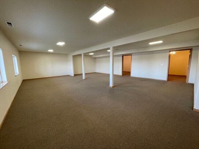 Foto del edificio - Spacious and Modern 3 Bedroom Sunlit Basem...
