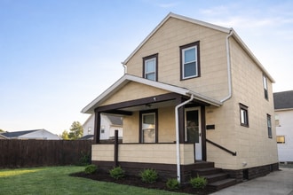 Building Photo - 1229 Lawn Ave SW