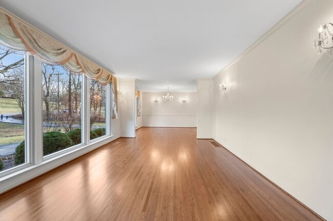 Photo - 4BR/3BA Forest Hills Luxury Rental House