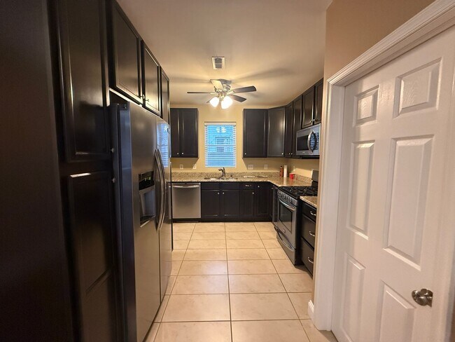 Building Photo - Charming South Philly Home in the Pennsport/Queen Village Area