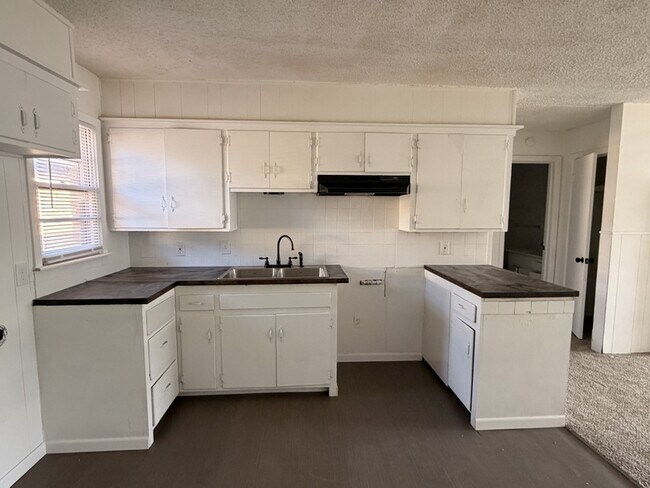 Building Photo - 713 47th St