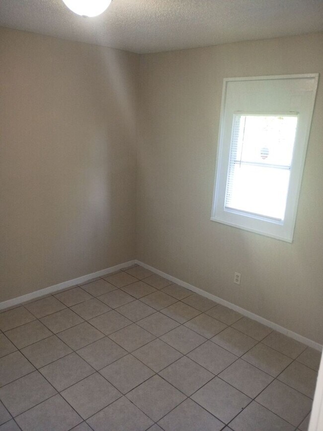 Foto del edificio - 4 Success Realty is now offering this newl...