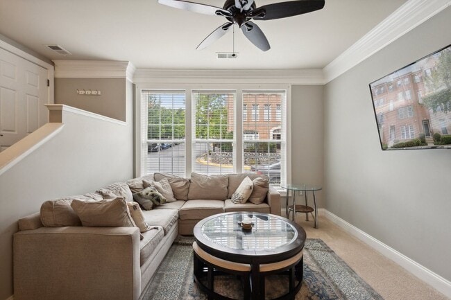 Building Photo - Stunning 2 bed 2.5 bath 2-story condo/townhome