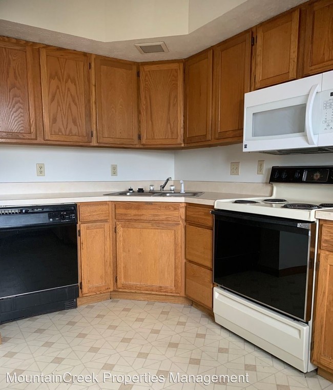 Building Photo - 1241 Pineview Dr
