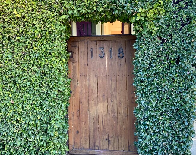 Entrada privada - 1318 N McCadden Pl