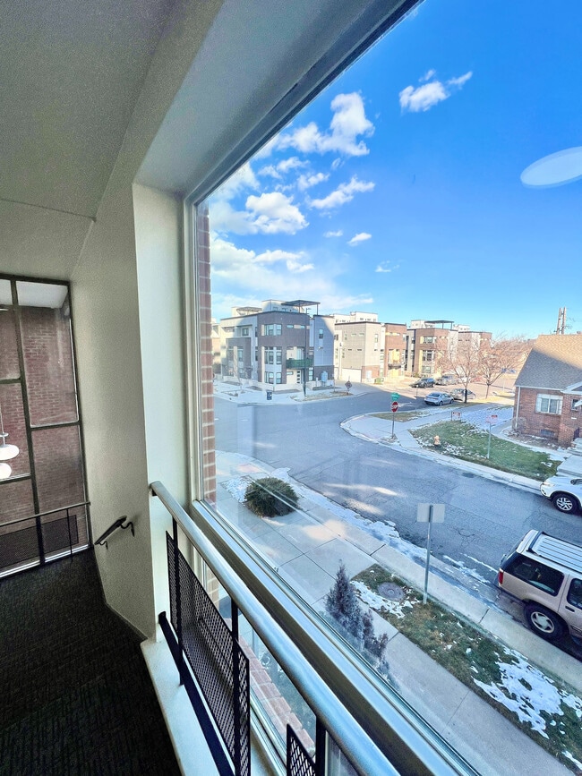 Experience urban living with stunning views from your window. - Flats at Sloan's Lake East