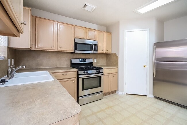 Building Photo - 18407 Knob Hill Lake Ln