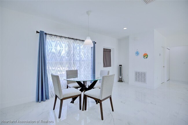 Foto del edificio - 827 Renault Ave