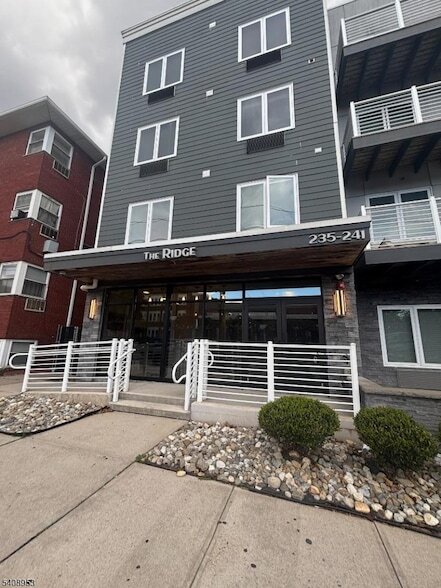 Foto del edificio - 241 Ridge Rd