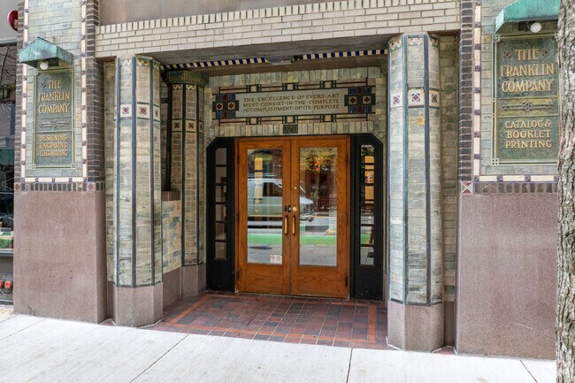 Entrada - New Franklin Building