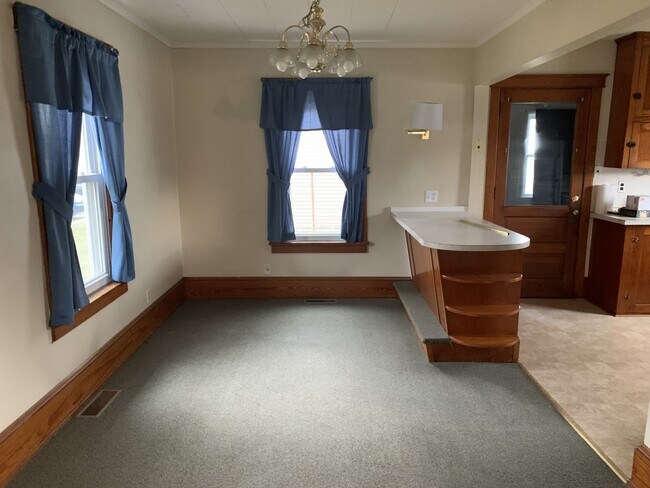 Building Photo - 482 Railroad St