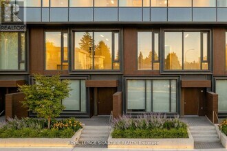 Building Photo - 448 Burnhamthorpe Rd W