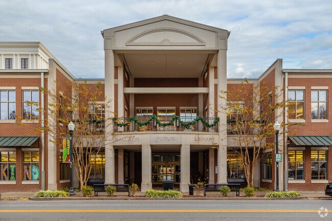 Gallatin's Public Library serves all of Gallatin and is located off the town square.