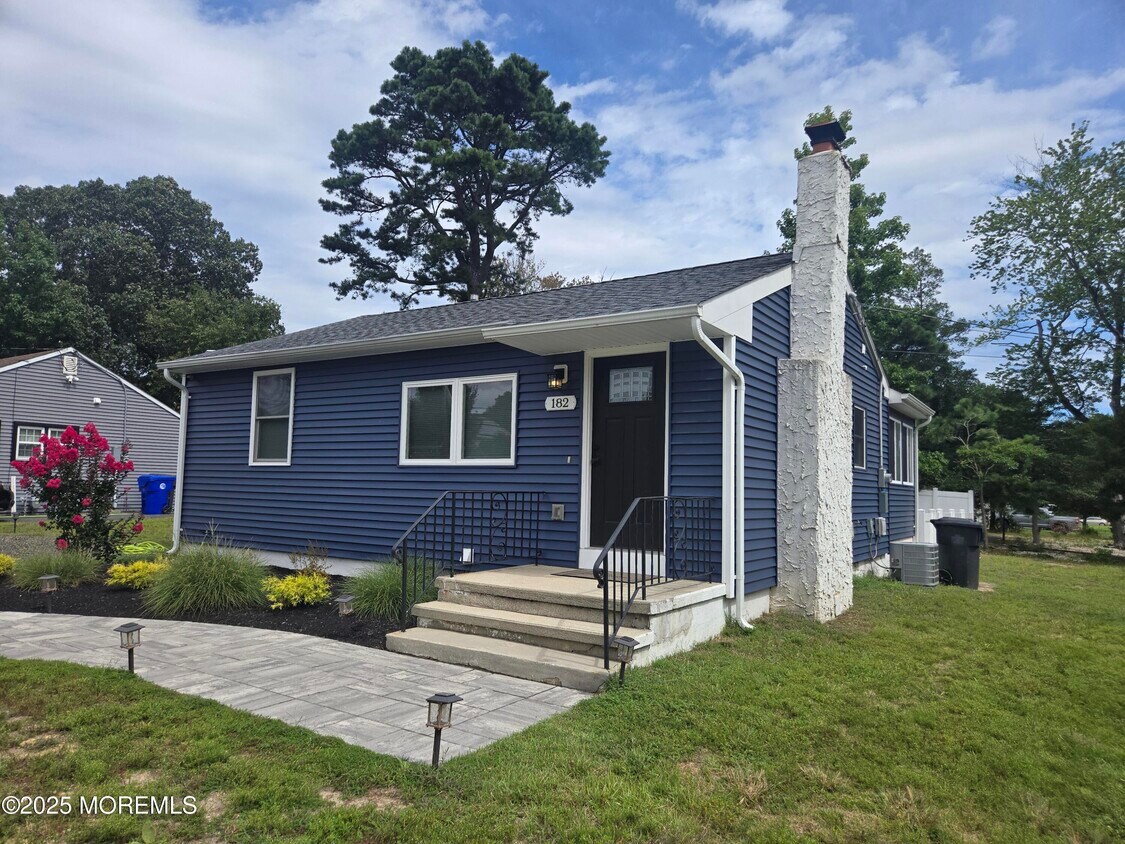 Primary Photo - 182 Baywood Blvd